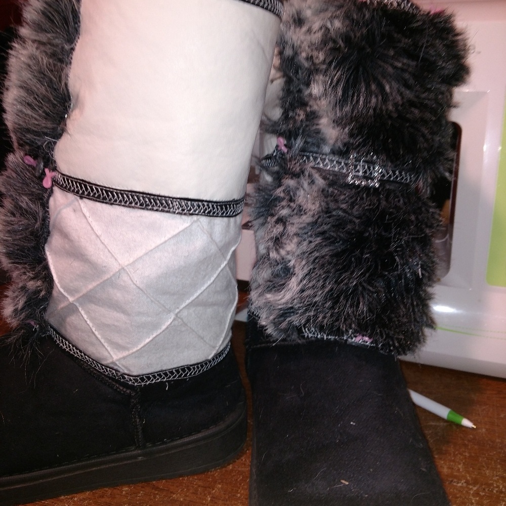 Elegant white leather&blk fur Hugs - Picture 2 of 5